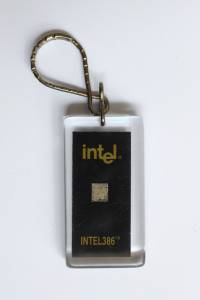 Porteclé avec dies d'Intel 80386 et 80486.