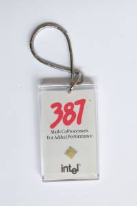 Porteclé avec dies d'Intel 80386 et 80387.