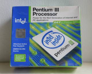 Boite de processeur Intel Intel Pentium III 667 MHz (Coppermine Slot 1).