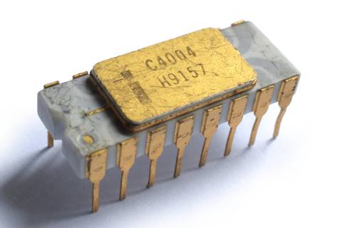 Processeur Intel C4004 avec traces grises.