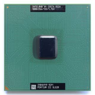 Processeur Intel Pentium III 1 GHz.