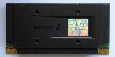Processeur Intel Pentium III 450 MHz (Katmaï).